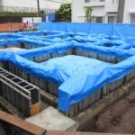 ブルーシートの覆い養生の画像で、生コンクリート養生の重要性を示した1枚