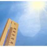 暑中コンクリートのイメージとして照りつける太陽と40℃を示す気温計で表現した。