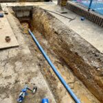 道路に埋設された上水道 　直径200程度の本管の画像