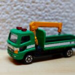 移動式クレーン「ユニック車」のイメージを親しみやすくミニカーの写真で表現した1枚