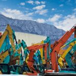 10台程度のバックホウ群により読者に建設系機械を想起させる1枚