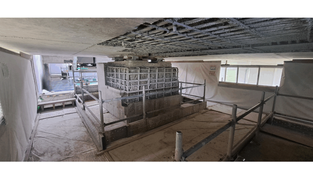 自身の実際の現場の全面吊り足場内部を撮影した画像で足場仮設の良い例を示した